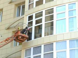 Фото процесса мойки окон с автовышки