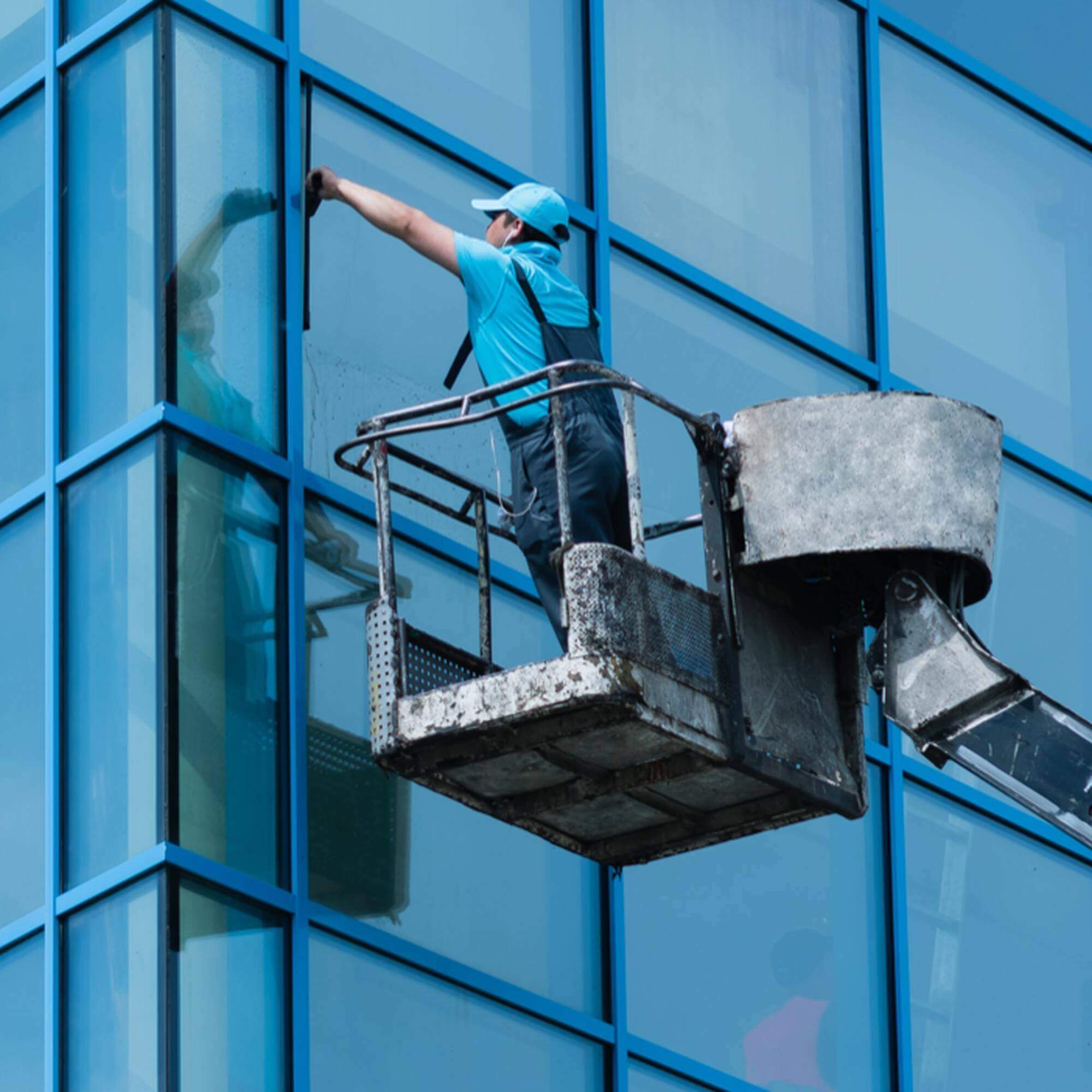 Фото мойки окон на автовышке